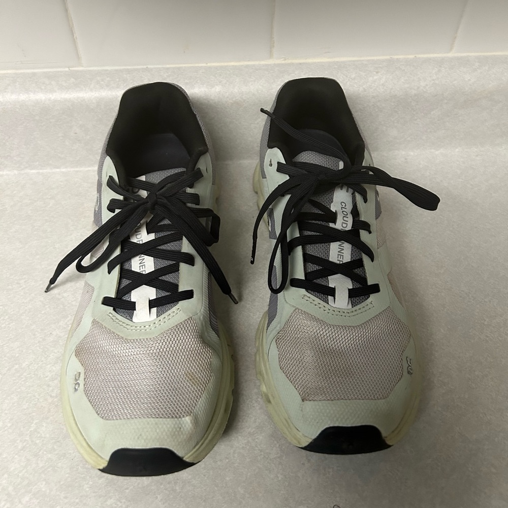 On cloud runner size 7 womens
